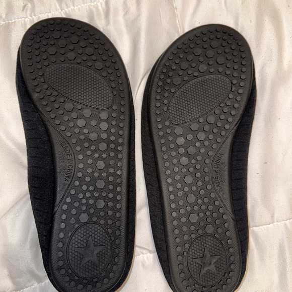 brand new water shoes. very flexible! size woman’s 8 - Picture 3 of 3